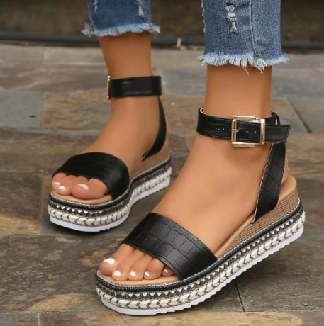 MB | Mit Strass besetzte Keilsandalen
