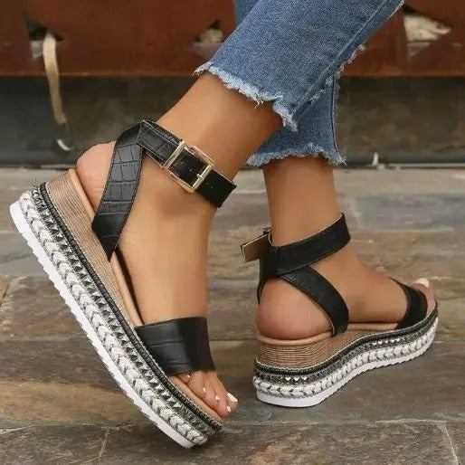 MB | Mit Strass besetzte Keilsandalen