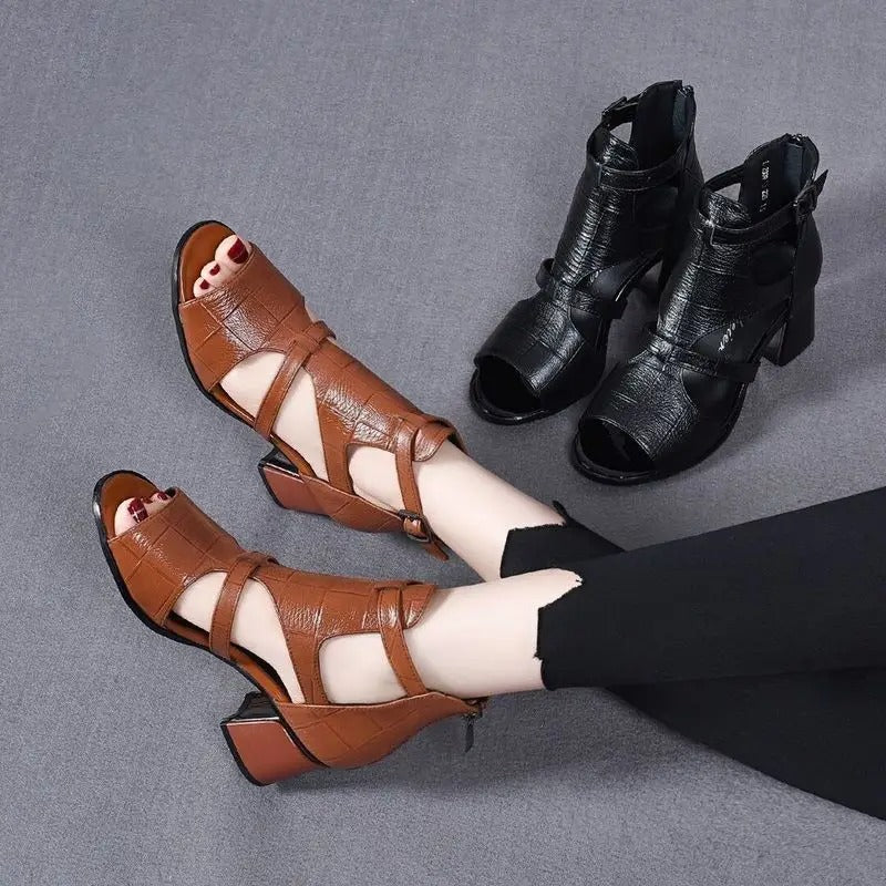 MB | Schuhe mit klobigem Absatz und verstellbarem Riemen
