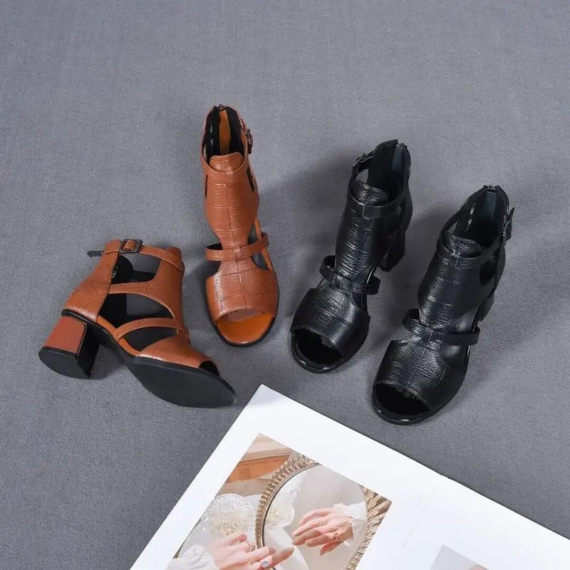 MB | Schuhe mit klobigem Absatz und verstellbarem Riemen