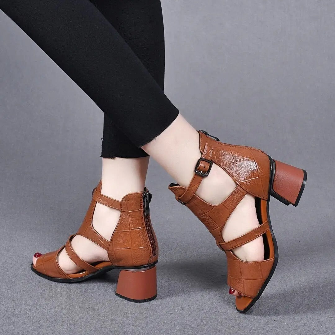 MB | Schuhe mit klobigem Absatz und verstellbarem Riemen