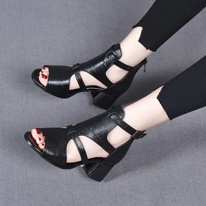 MB | Schuhe mit klobigem Absatz und verstellbarem Riemen