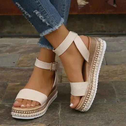 MB | Mit Strass besetzte Keilsandalen