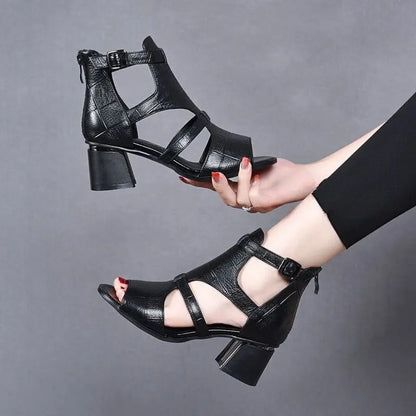 MB | Schuhe mit klobigem Absatz und verstellbarem Riemen